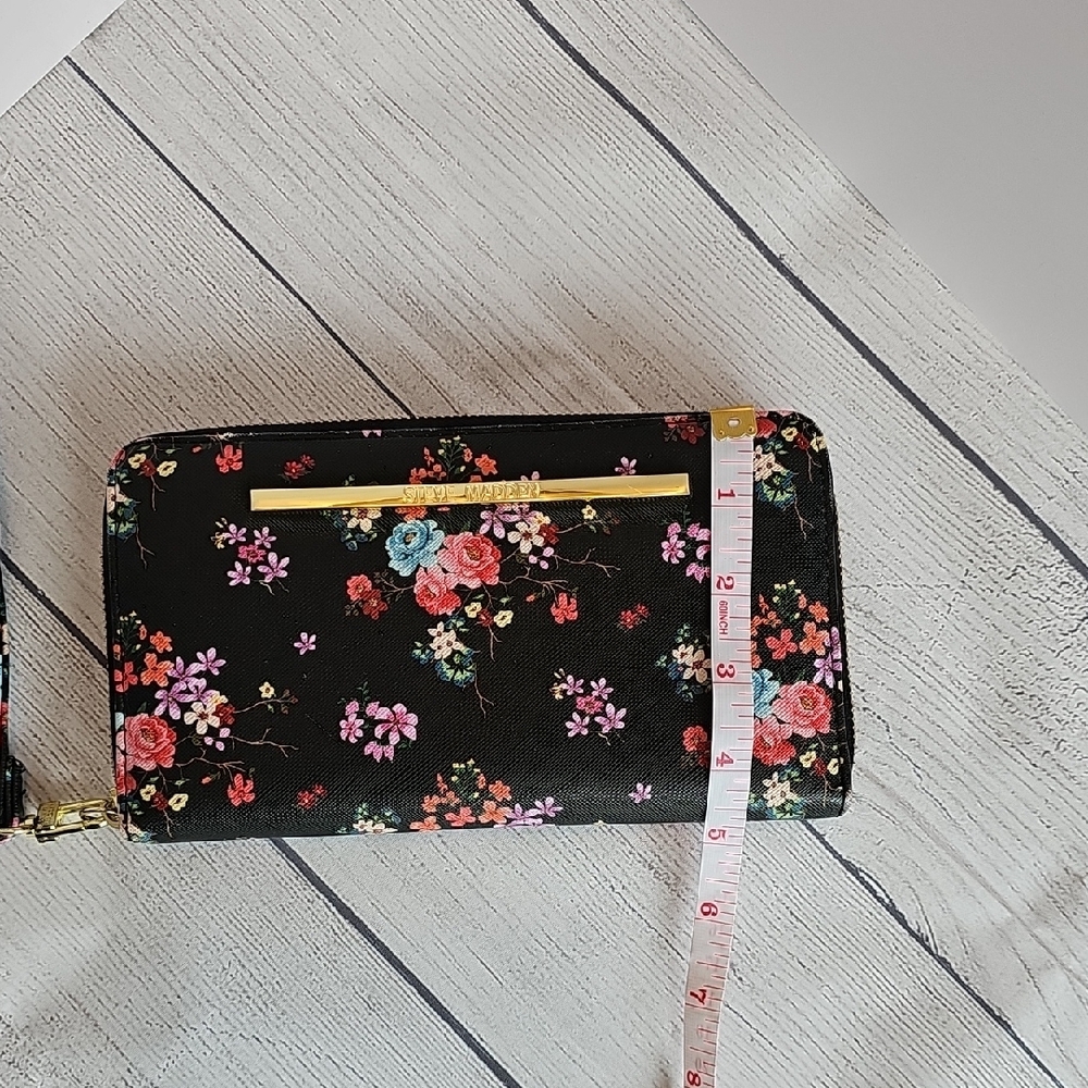 Steve Madden Black Floral Zip Around Wallet/Wristlet - Picture 12 of 12